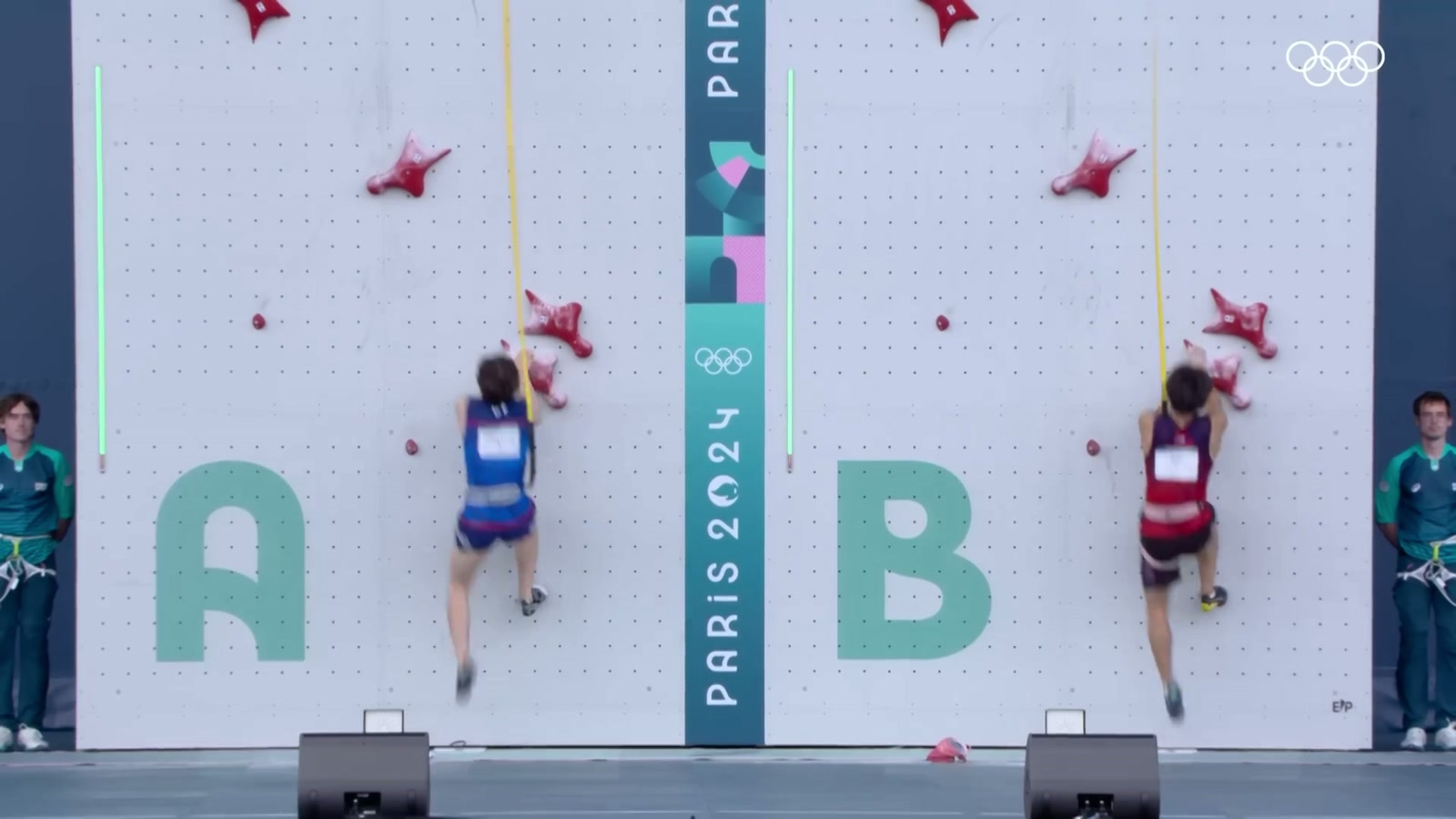 Deux grimpeurs côte à côte sur le mur de vitesse standardisé aux Jeux olympiques de Paris 2024